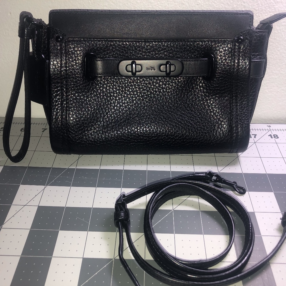 SWAGGER WRISTLET CROSSBODY IN PEBBLE LEATHER